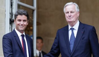 Le nouveau Premier ministre Michel Barnier (D) sur le perron de l'hôtel Matignon avec son prédécesseur Gabriel Attal le 5 septembre 2024 à Paris