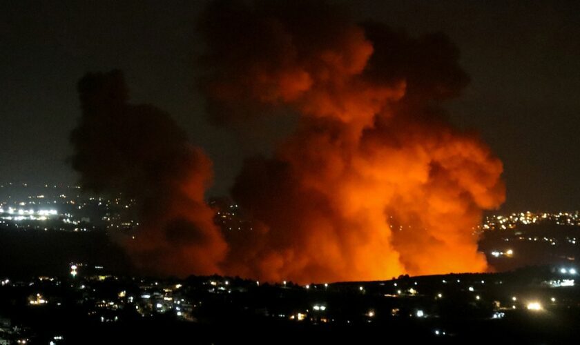 Un nuage de fumée s'élève de la région de Zawtar dans le sud du Liban après une frappe israélienne, le 21 septembre 2024