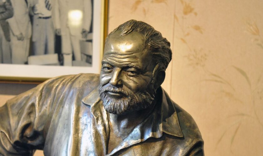 Naomi Wood raconte la vie du grand écrivain américain à travers ses histoires d'amour. Ici une sculpture d'Ernest Hemingway.