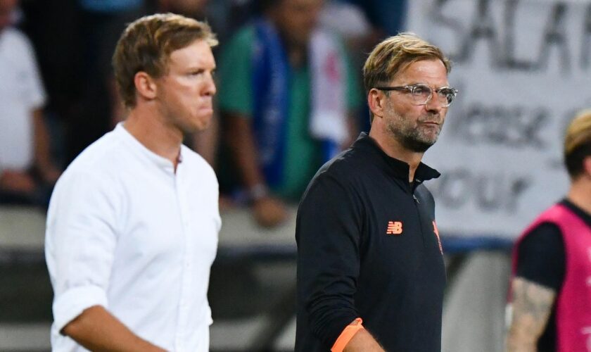 Jetzt Bundestrainer, damals Hoffenheim, Julian Nagelsmann und Liverpool-Trainer Jürgen Klopp 2017 auf dem Fußballplatz