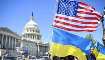 WASHINGTON DC, ETATS-UNIS - 20 AVRIL : Des partisans de l'Ukraine célèbrent après que la Chambre des représentants a adopté des projets de loi, y compris l'aide à l'Ukraine et à Israël, sur la colline du Capitole à Washington DC, Etats-Unis, le 20 avril 2024. Celal Gunes / Anadolu (Photo by Celal Gunes / ANADOLU / Anadolu via AFP)