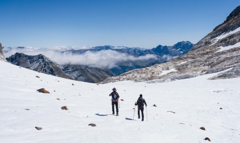 « Mes petits-enfants ne verront jamais l’Ossoue » : dans les Pyrénées, les glaciologues au chevet d’un géant blanc condamné