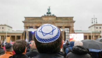 Mann mit Kippa vor Brandenburger Tor in Berlin