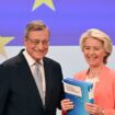 L'ancien Premier ministre et économiste italien Mario Draghi (à gauche) alerte sur la perte de compétitivité européenne (ici avec la présidente de la Commission, Ursula von der Leyen).