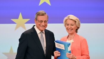 L'ancien Premier ministre et économiste italien Mario Draghi (à gauche) alerte sur la perte de compétitivité européenne (ici avec la présidente de la Commission, Ursula von der Leyen).