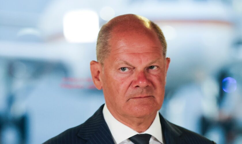 Le chancelier allemand Olaf Scholz le 1er août 2024 à l'aéroport international de Cologne