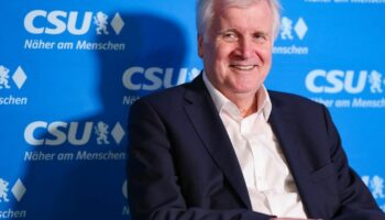 Ex-CSU-Chef Horst Seehofer sieht die Migrationspolitik von Altkanzlerin Angela Merkel immer noch kritisch. (Archivbild) Foto: Da