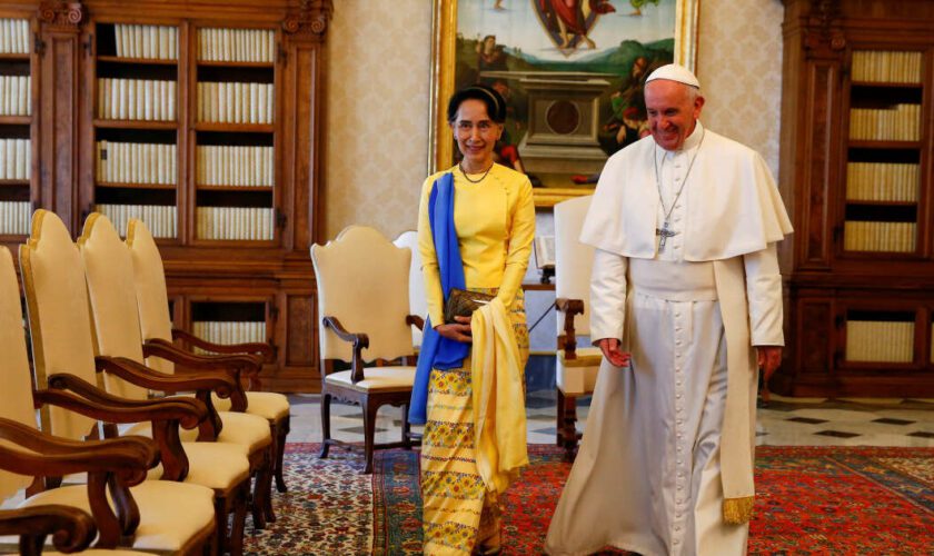 Le pape François offre l’asile à Aung San Suu Kyi