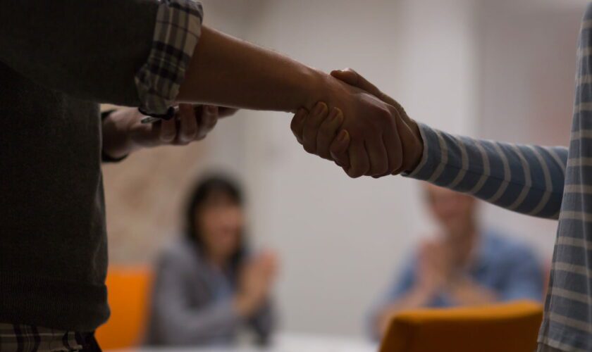 Si la personne en face de vous a l'un de ses 5 comportements, elle n'est probablement pas digne de confiance