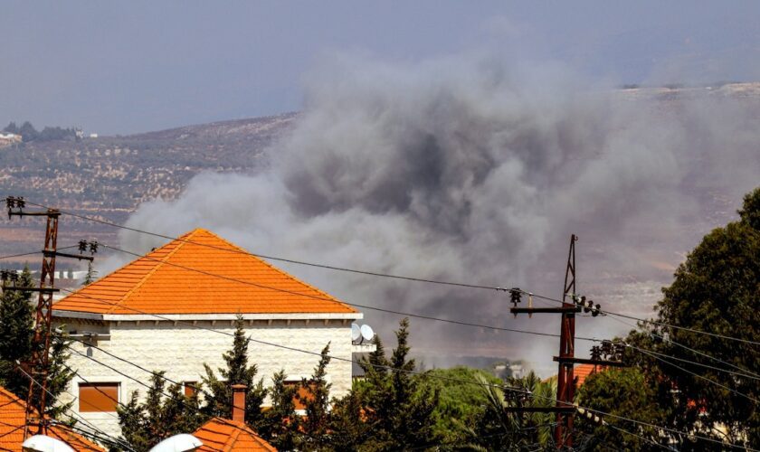 De la fumée après une frappe israélienne sur le village de Dibbin, dans le sud du Liban, le 24 septembre 2024