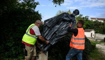 Des employés municipaux déboulonnent une statue de l'abbé Pierre, à Norges-la-Ville, le 17 septembre 2024 en Côte d'Or