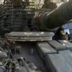 Russischer T-72-Panzer mit Reaktivpanzerung und Drohnenkäfigen 