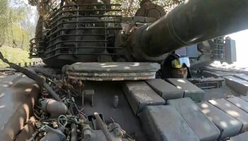 Russischer T-72-Panzer mit Reaktivpanzerung und Drohnenkäfigen 