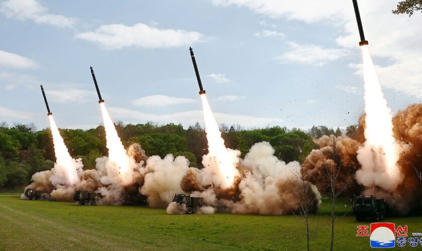 Cette photo prise le 22 avril 2024 et diffusée le lendemain montre le lancement de missiles lors d'un exercice militaire simulant "une contre-attaque nucléaire", dans un lieu non divulgué en Corée du Nord