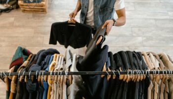 Le tee shirt pour homme: de sous-vêtement de travail à pièce de prêt-à-porter intemporelle