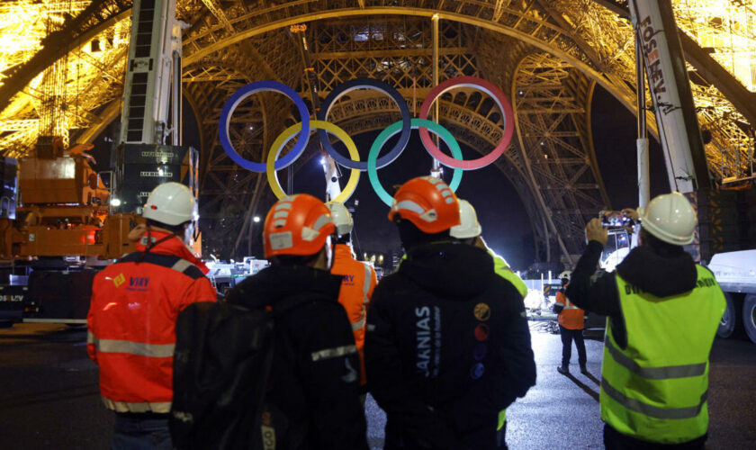 Les anneaux des JO Paris 2024 ont été retirés de la tour Eiffel, de nouveaux en construction