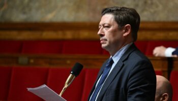 Le député Les Républicains (LR) Jean-Louis Thieriot s'exprime lors d'une séance de questions au gouvernement à l'Assemblée nationale française à Paris, le 21 mars 2023.