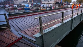 Die Drehbrücke über den Alten Strom in Warnemünde ist eine von vielen Brücken, deren Sicherheit in kommunaler Hand liegt. (Archi