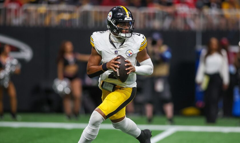 Justin Fields offers candid response when asked to compare Steelers' coaching to Bears': 'It's not close'