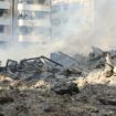 Après un bombardement nocturne intense de la banlieue sud de Beyrouth, bastion du Hezbollah, les gravats de dizaines d'immeubles de la capitale libanaise étaient encore en feu, ce samedi 28 septembre.