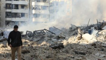 Après un bombardement nocturne intense de la banlieue sud de Beyrouth, bastion du Hezbollah, les gravats de dizaines d'immeubles de la capitale libanaise étaient encore en feu, ce samedi 28 septembre.