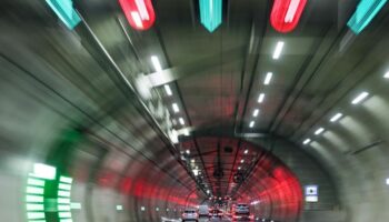 Feuerwehrleute proben den Ernstfall im Tunnel in Berlin. (Symbolbild) Foto: Jan Woitas/dpa