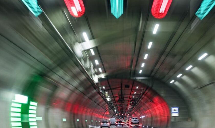 Feuerwehrleute proben den Ernstfall im Tunnel in Berlin. (Symbolbild) Foto: Jan Woitas/dpa