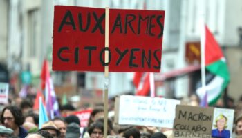 Manifestation à Paris "contre le coup de force de Macron" après la nomination de Michel Barnier à Matignon, le 7 septembre 2024