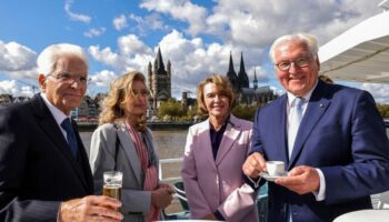 Italiens Präsident Mattarella trinkt vor der Skyline von Köln ein Kölsch. Foto: Christoph Reichwein/dpa