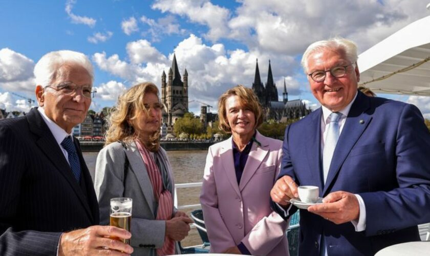 Italiens Präsident Mattarella trinkt vor der Skyline von Köln ein Kölsch. Foto: Christoph Reichwein/dpa