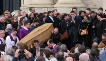 Le cercueil de la jeune étudiante Philippine lors de ses obsèques à la cathédrale de Versailles, le 27 septembre 2024 dans les Yvelines