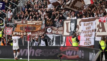 3:0 in Freiburg: Der FC St. Pauli gewinnt sein erstes Spiel