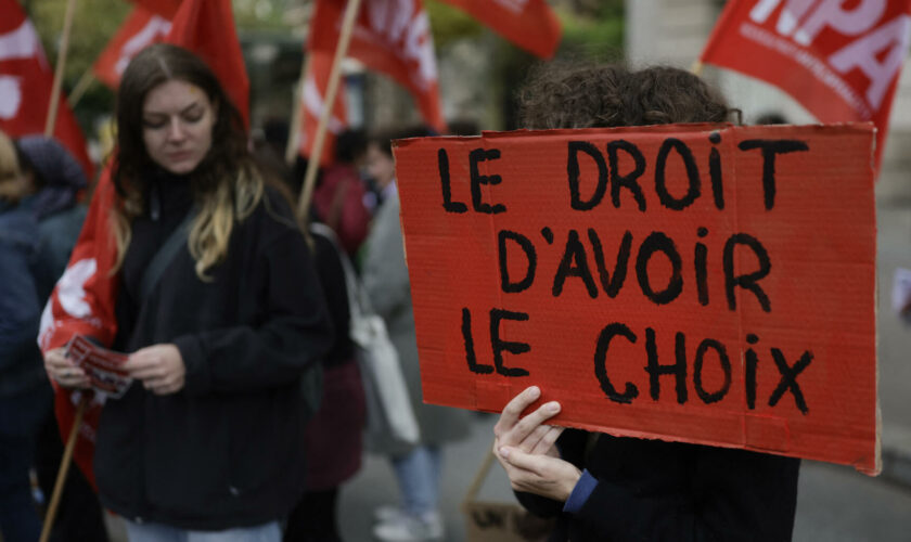 Droit à l’avortement : Face à un gouvernement Barnier jugé hostile à l’IVG, des manifestations partout en France