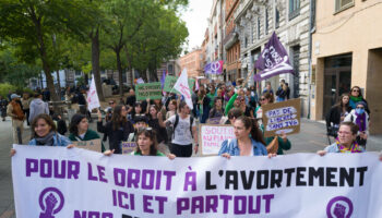 Des centaines de personnes manifestent pour défendre le droit à l’avortement « jamais acquis »