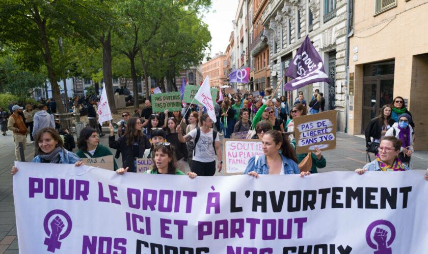 Des centaines de personnes manifestent pour défendre le droit à l’avortement « jamais acquis »