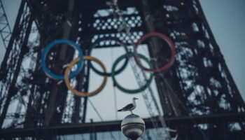 JO de Paris 2024 : les cinq anneaux olympiques de la tour Eiffel ont été retirés