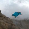 Höchster Berg Afrikas: Aus über 5400 Metern: Extremsportler springt mit Wingsuit vom Kilimandscharo