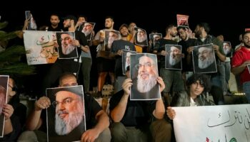 Des manifestants brandissent des portraits de Hassan Nasrallah pendant une veillée à Sidon, dans le sud du Liban, le 28 septembre 2024