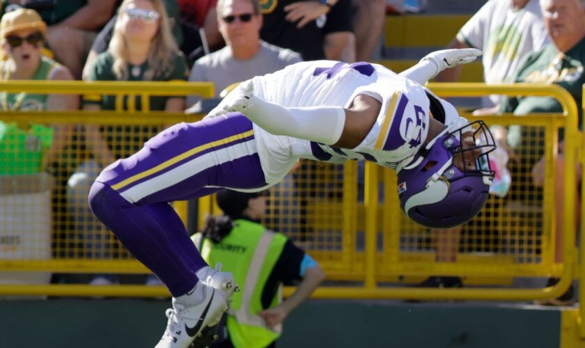 Minnesota Vikings hold off Green Bay Packers to secure fourth straight win