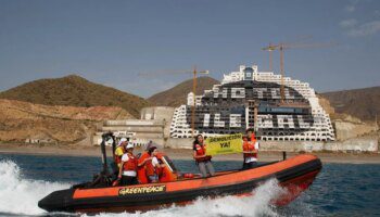 28 activistas de Greenpeace, absueltos por pintar sobre la fachada del hotel Algarrobico, que sigue pendiente de demolición