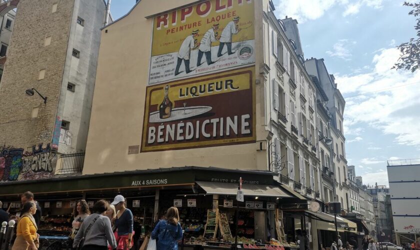 À Paris, deux publicités peintes de la rue des Martyrs restaurées douze ans après leur découverte