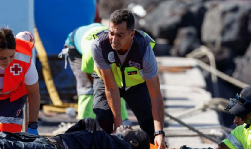 Al menos nueve muertos y medio centenar de desaparecidos en un cayuco que ha volcado cerca de El Hierro