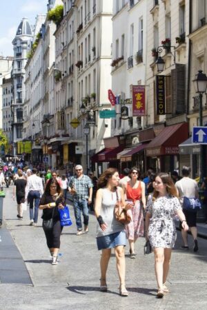 Anne Hidalgo veut limiter la vitesse des piétons dans Paris à 2km/h