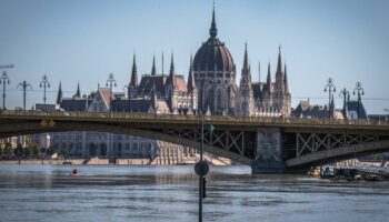 Après la tempête Boris, le Danube en crue assiège Budapest en Hongrie