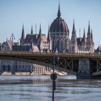 Après la tempête Boris, le Danube en crue assiège Budapest en Hongrie