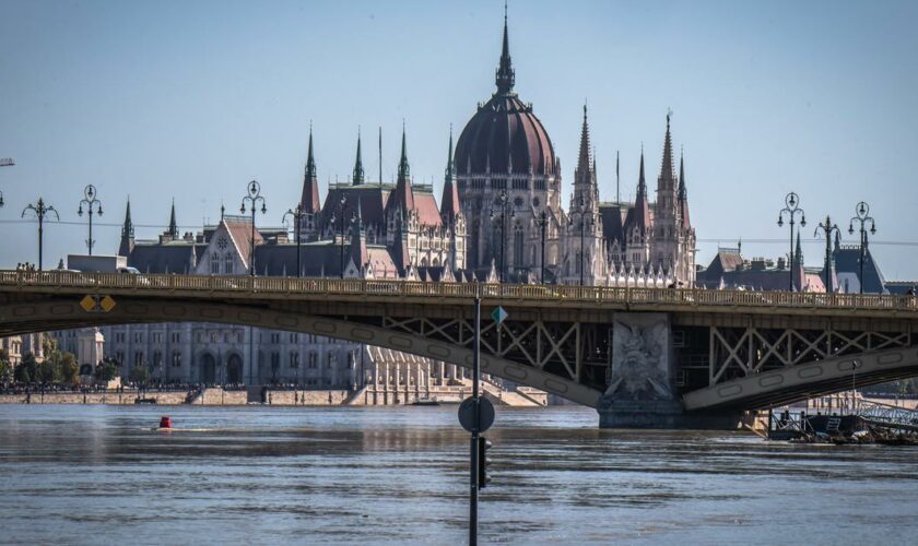 Après la tempête Boris, le Danube en crue assiège Budapest en Hongrie