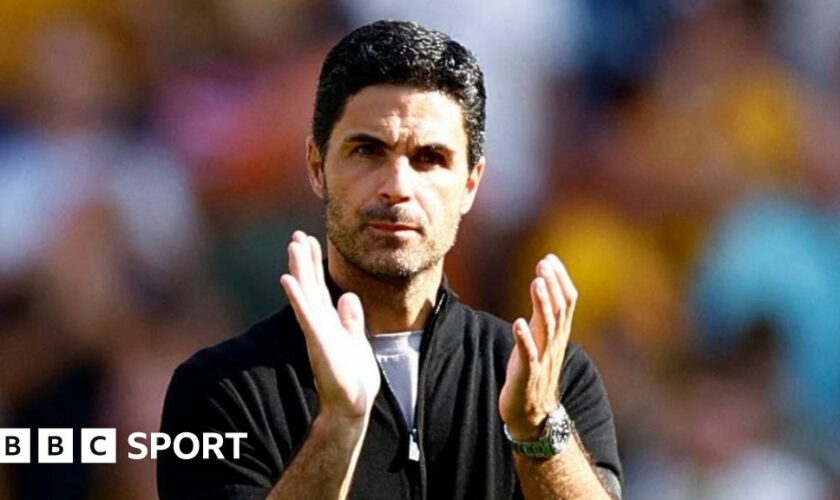 Arsenal manager Mikel Arteta claps