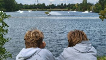 « Ça met de la vie sur le bassin » : au parc des sports de Choisy-Paris, le pari payant du téléski nautique