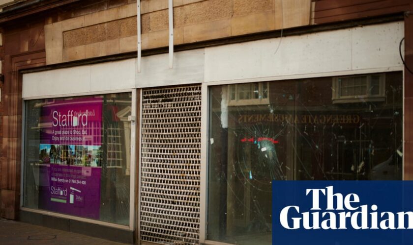 Chemist, pub and bank closures lead to 2,300 more empty UK stores, survey finds