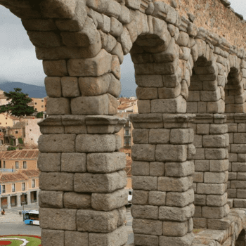 Denunciado en Segovia tras subirse a uno de los arcos del Acueducto